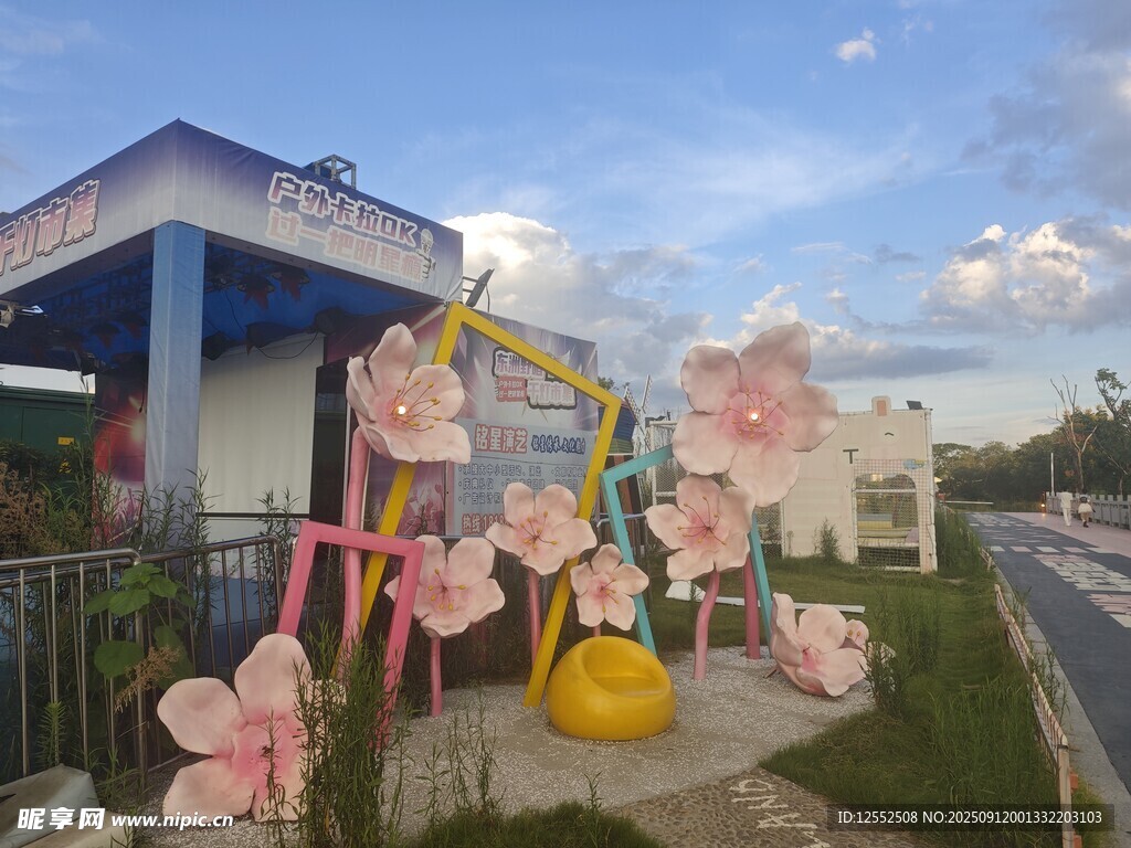 戶(hù)外彩色花朵造型景觀(guān)
