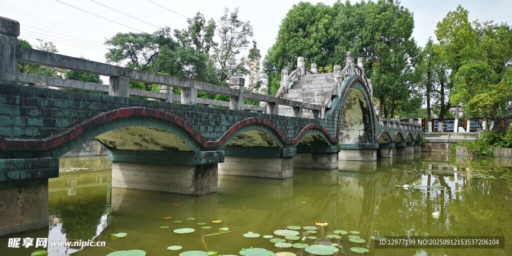 古橋橫跨綠水美景