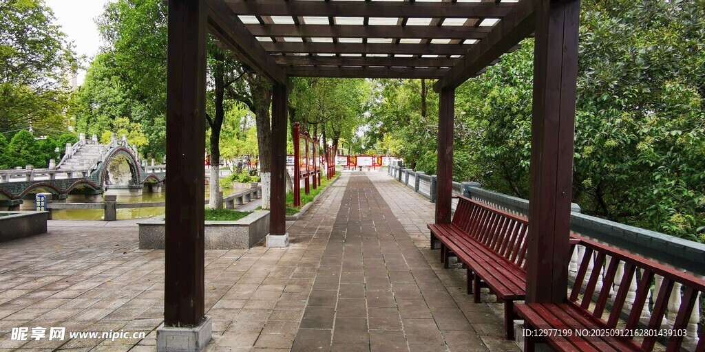木質(zhì)長廊下的休閑場景
