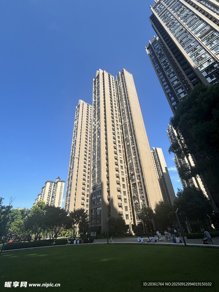 城市高樓與綠地景觀