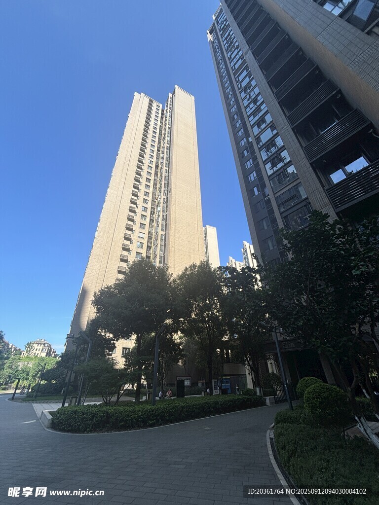 城市高樓與周邊綠化景觀