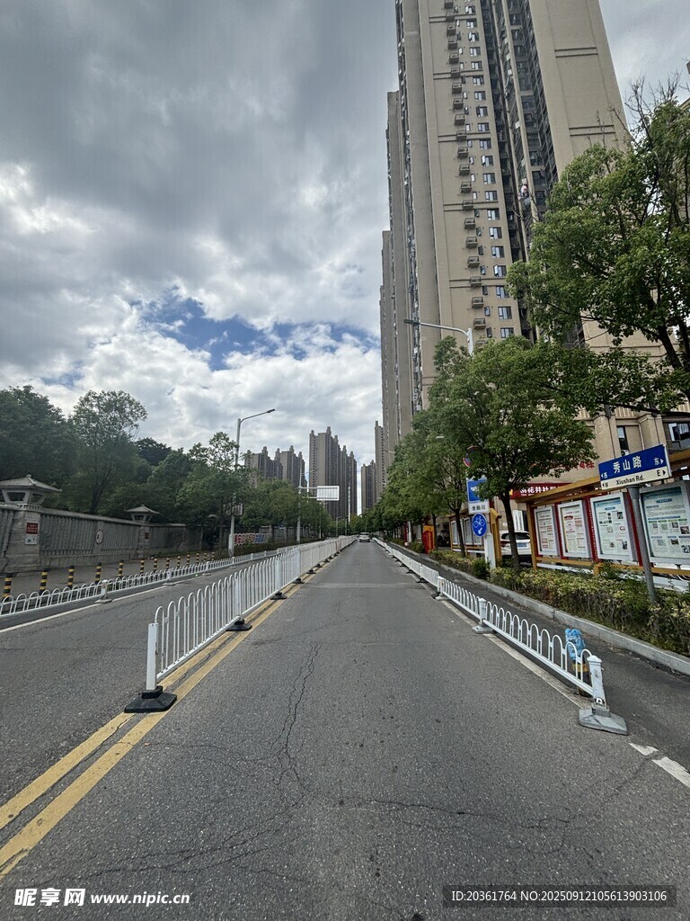 城市空曠道路與高樓景觀