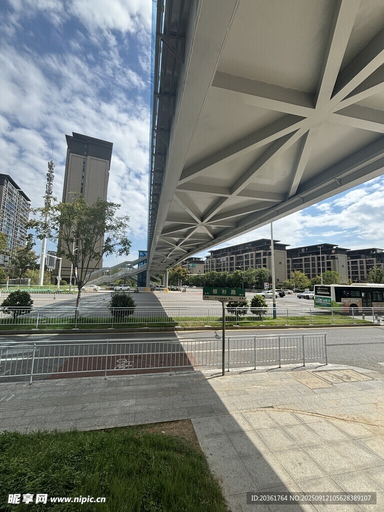 城市戶外現(xiàn)代建筑景觀