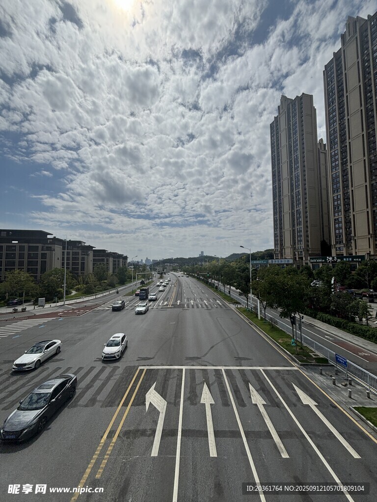 城市寬闊道路與高樓景觀