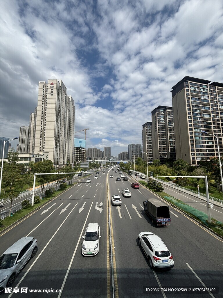城市寬闊道路上的車輛行駛