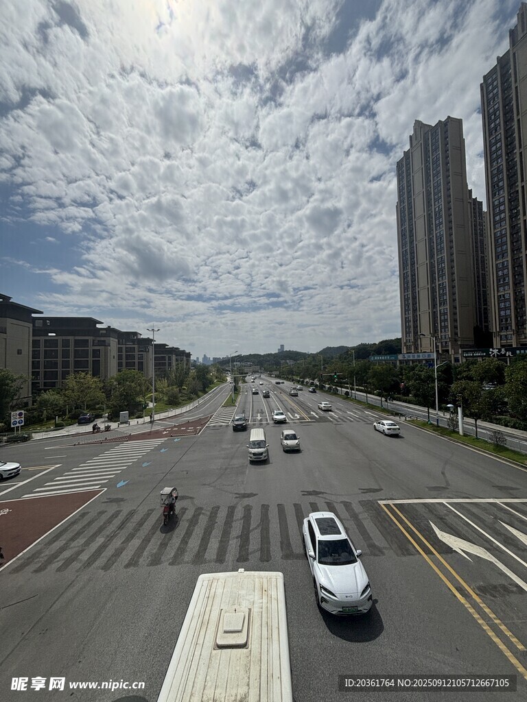 城市寬闊道路上的行駛車輛