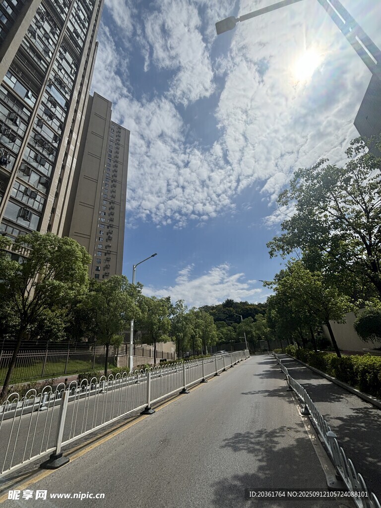 城市道路旁的藍(lán)天白云景觀