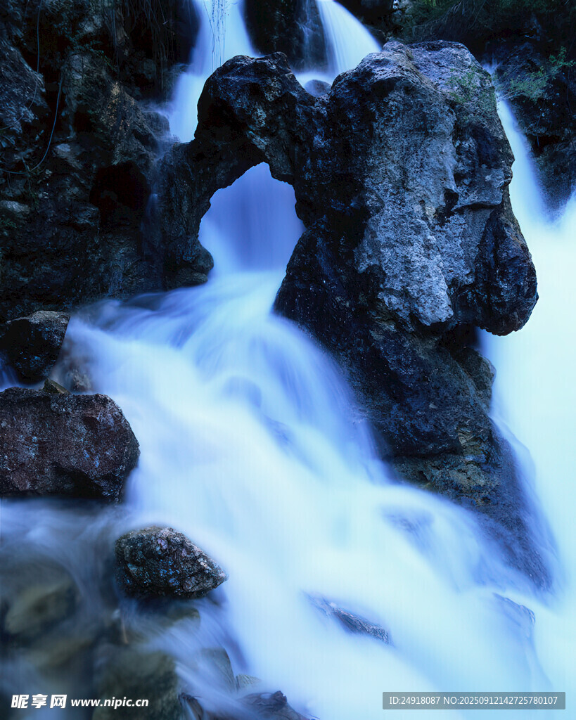 山間溪流潺潺過石景