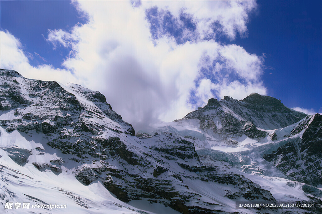 雪山巍峨云海繚繞