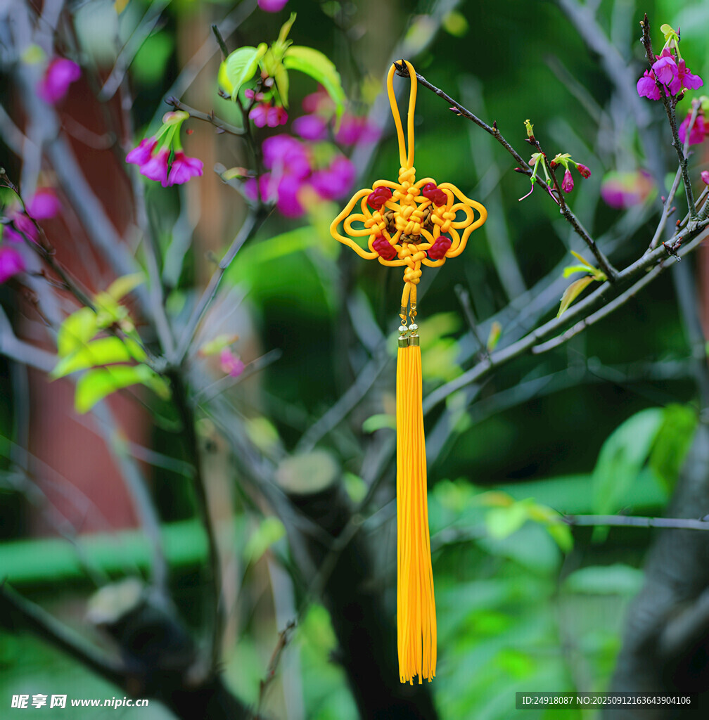 中式掛飾點綴綠意花叢