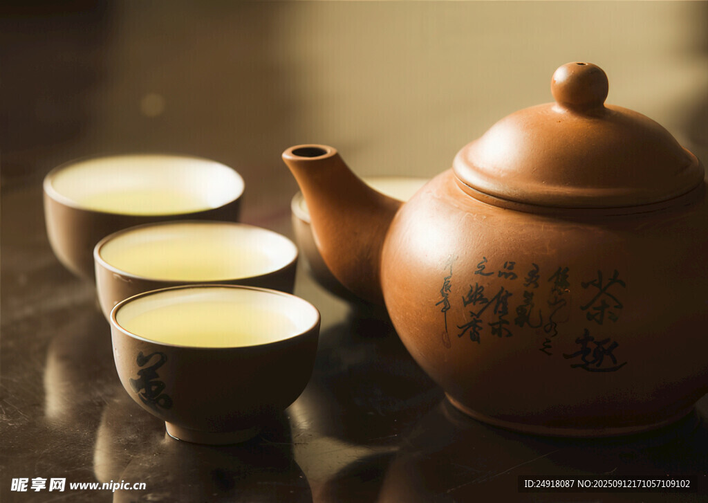 古樸茶壺與茶杯