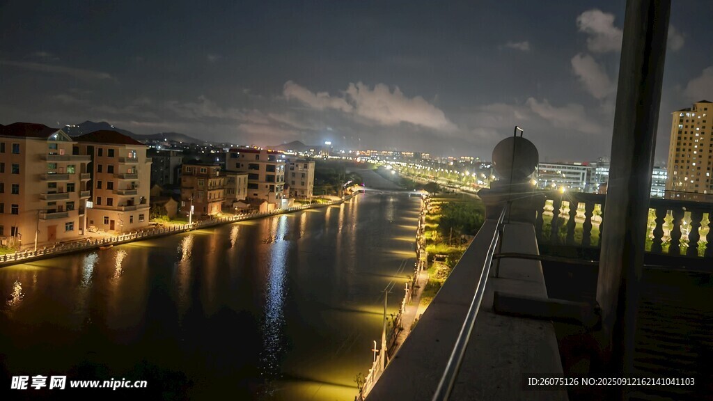 河畔夜景燈光璀璨迷人