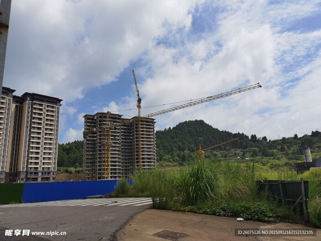 在建樓盤施工現(xiàn)場圖景