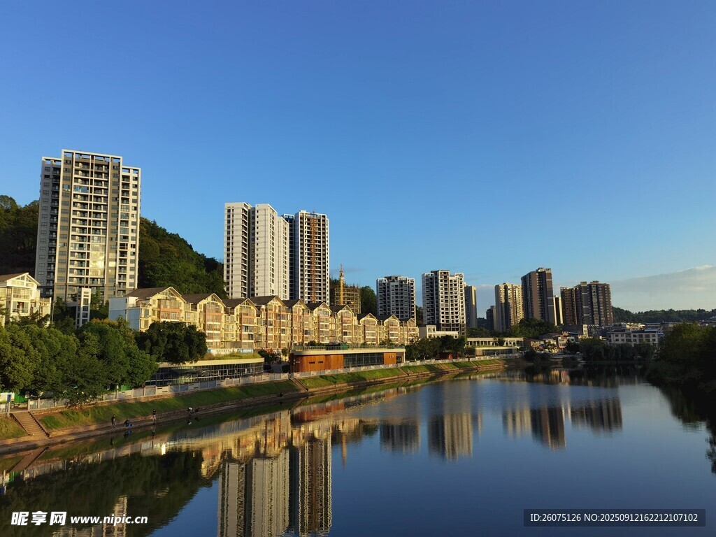 河畔高樓美景