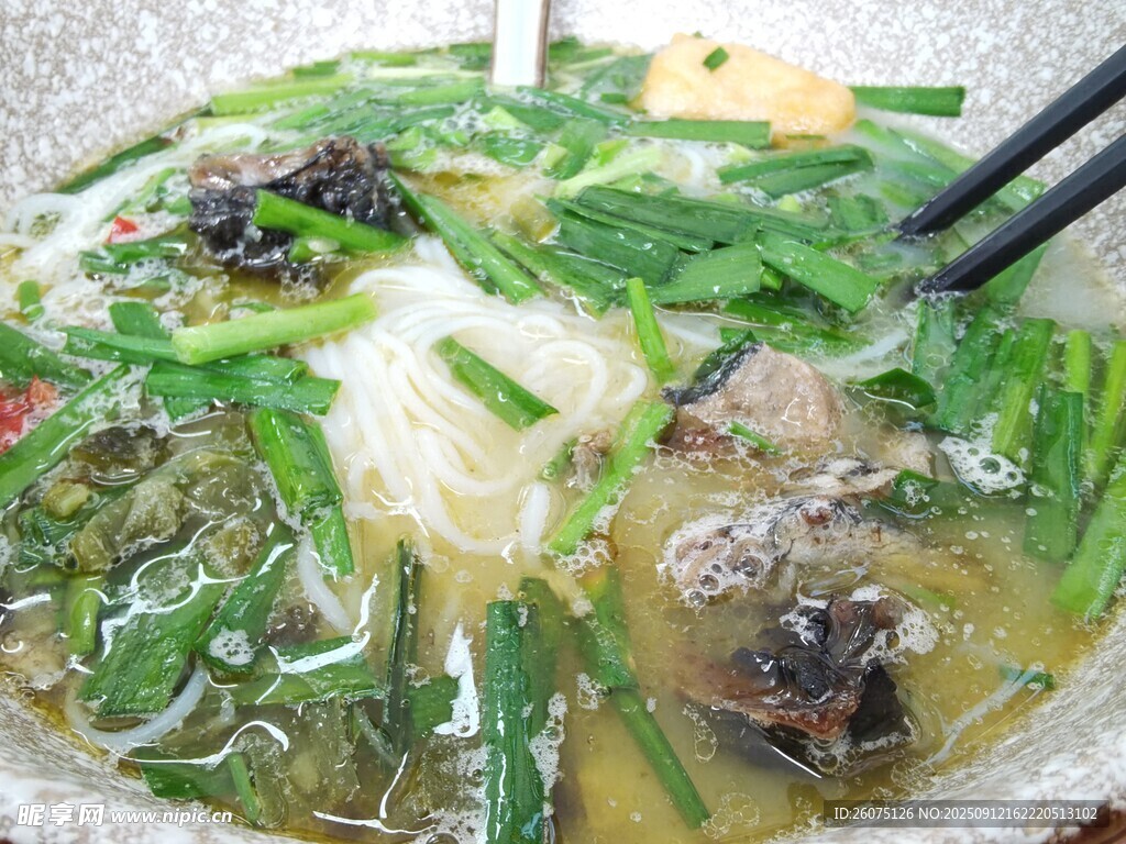鮮香美味的烏雞米線