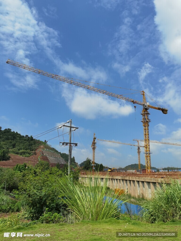 工地起重機(jī)與自然風(fēng)光