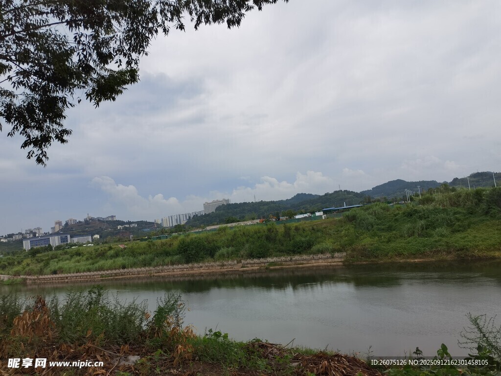 河畔青山綠水自然景致