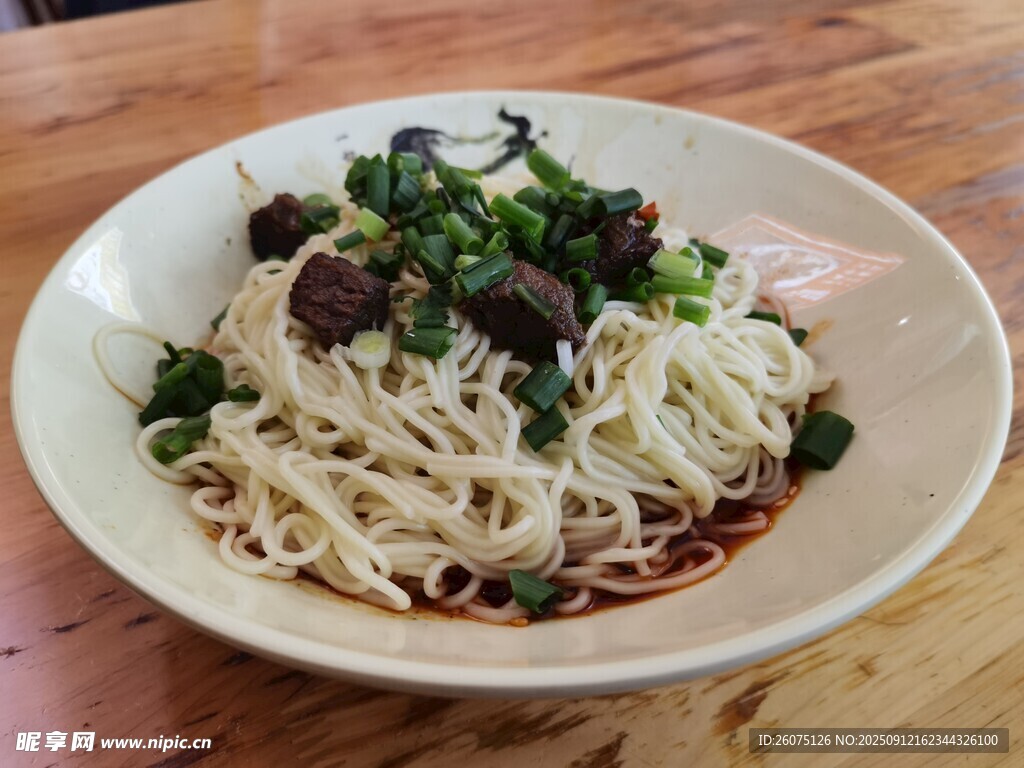 一碗美味的特色牛肉拌面