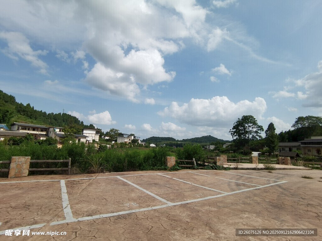 戶外空曠場地與遠處青山