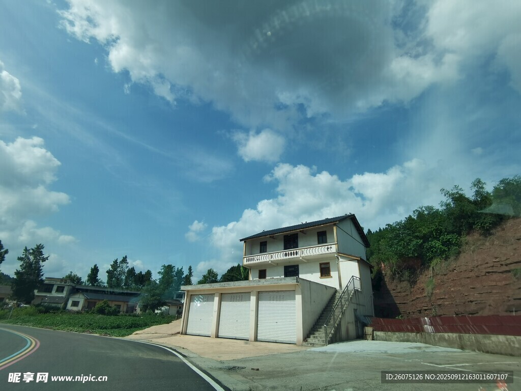 公路旁的兩層住宅