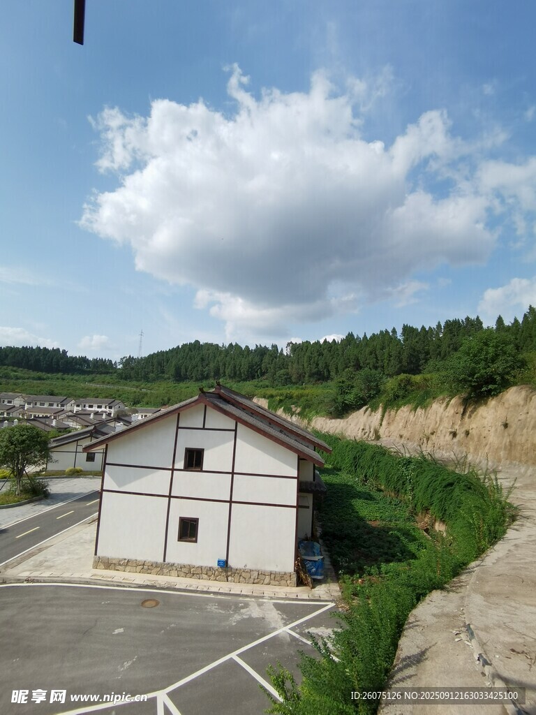 山間小屋旁的開(kāi)闊停車(chē)區(qū)