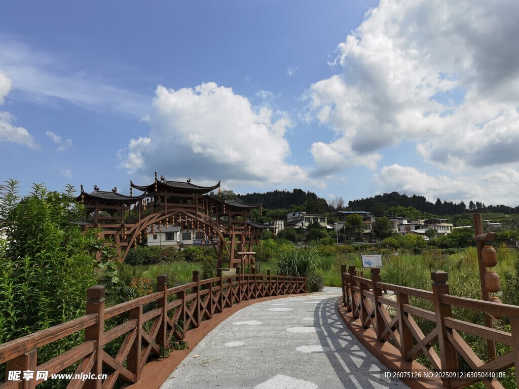 古橋漫步田園風光美景