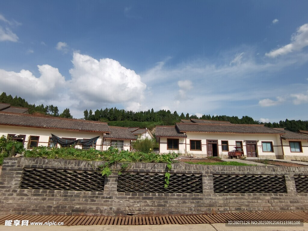 鄉(xiāng)村民居藍(lán)天白云下的寧?kù)o