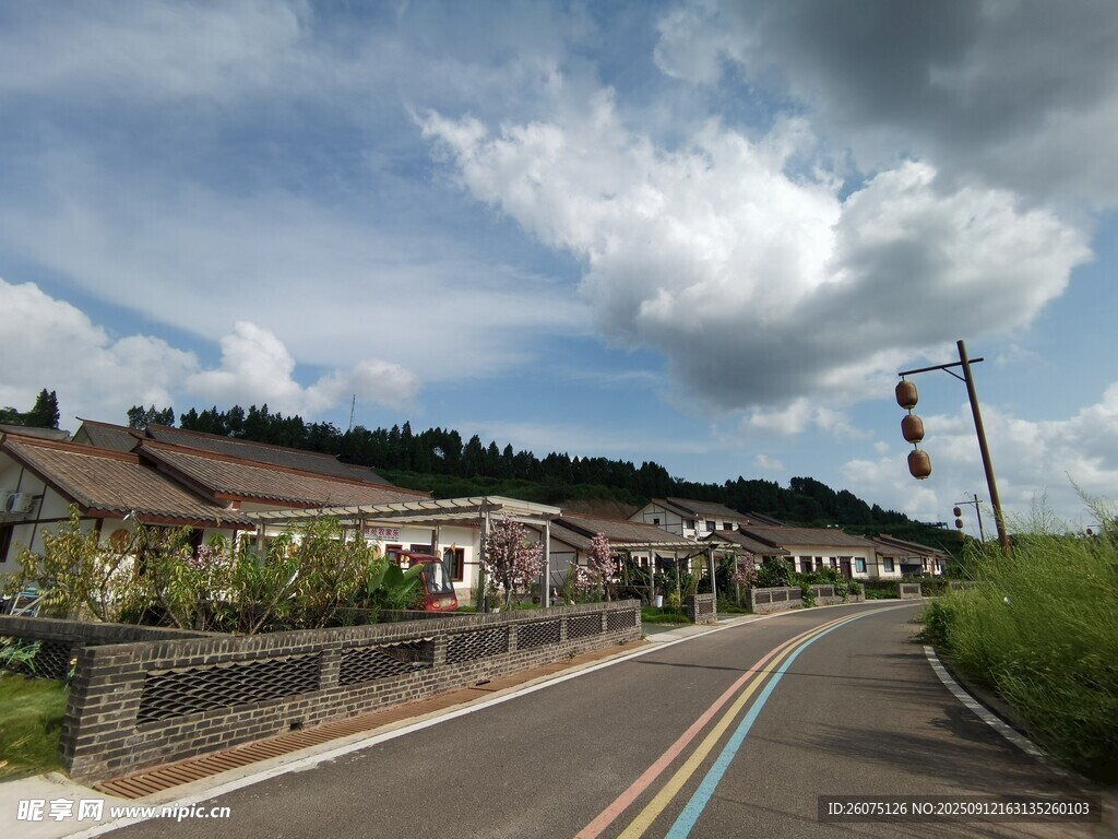 鄉(xiāng)村公路旁的寧?kù)o民居