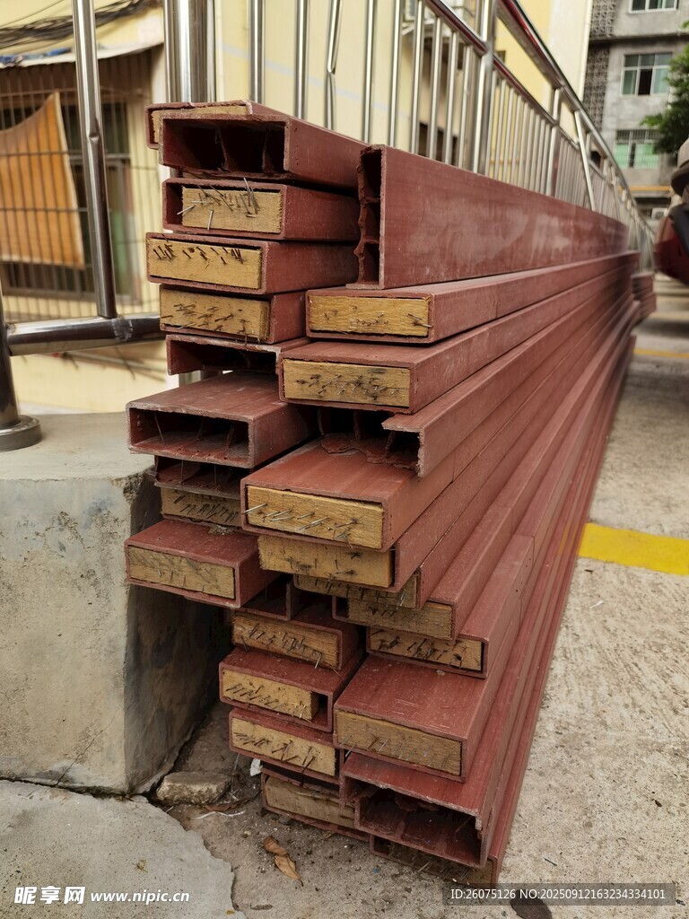 堆疊的金屬型材