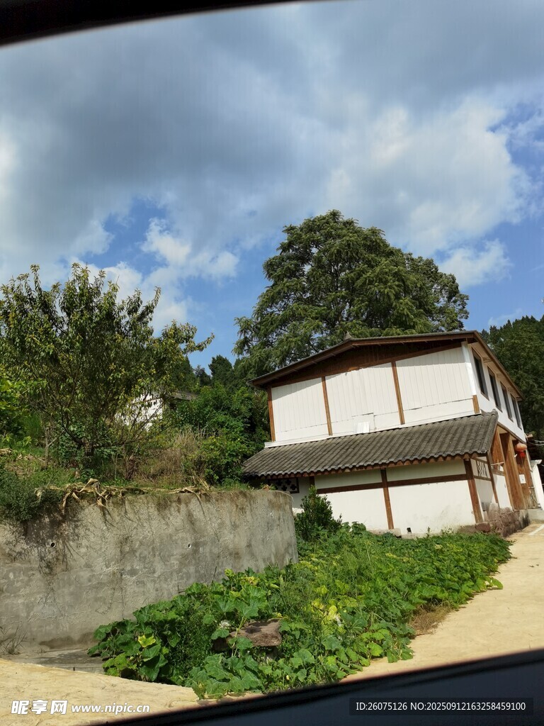 鄉(xiāng)村小屋自然環(huán)繞的寧?kù)o處
