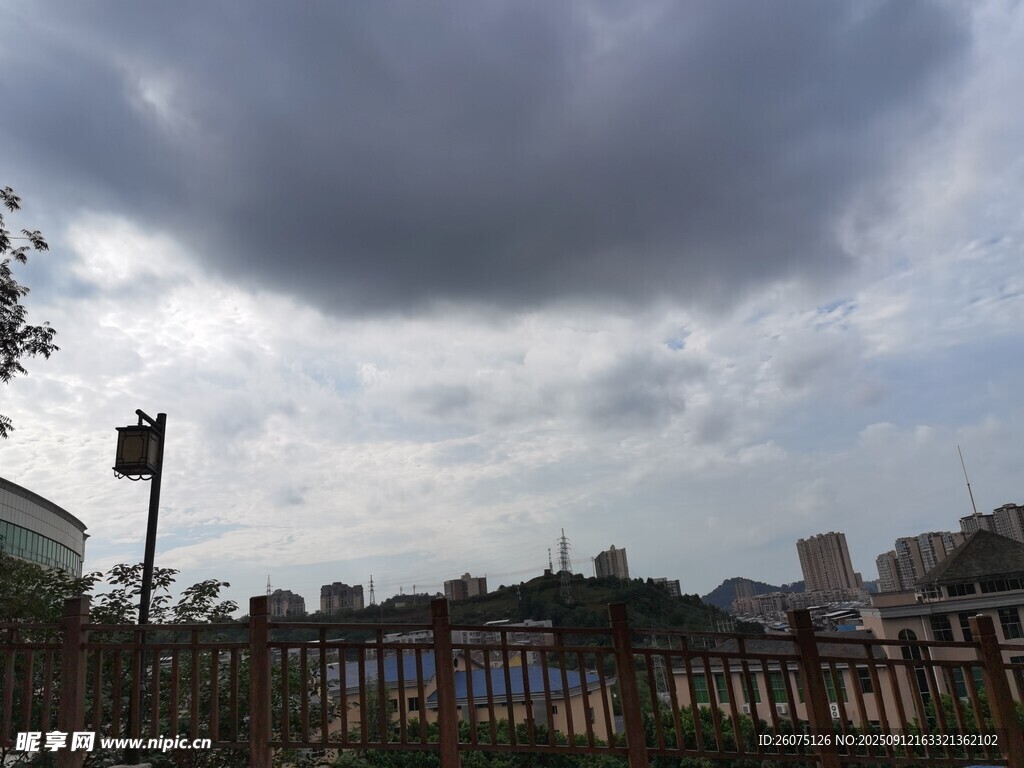烏云籠罩下的城市景觀