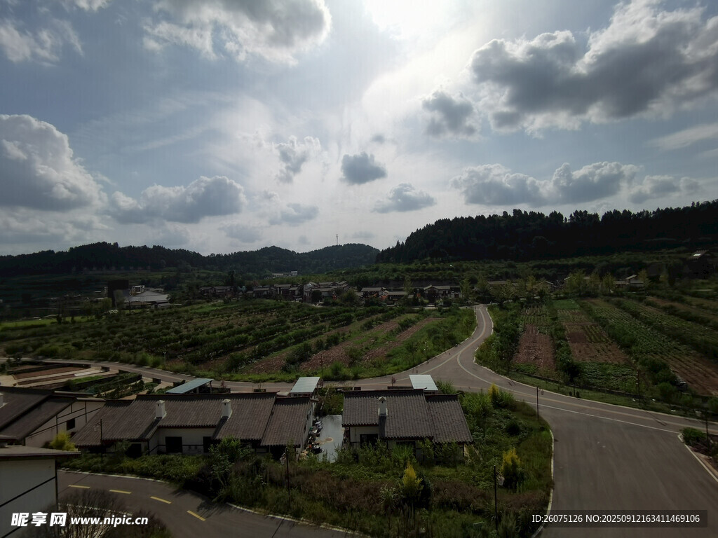 晴空下的鄉(xiāng)村田園風光俯瞰圖