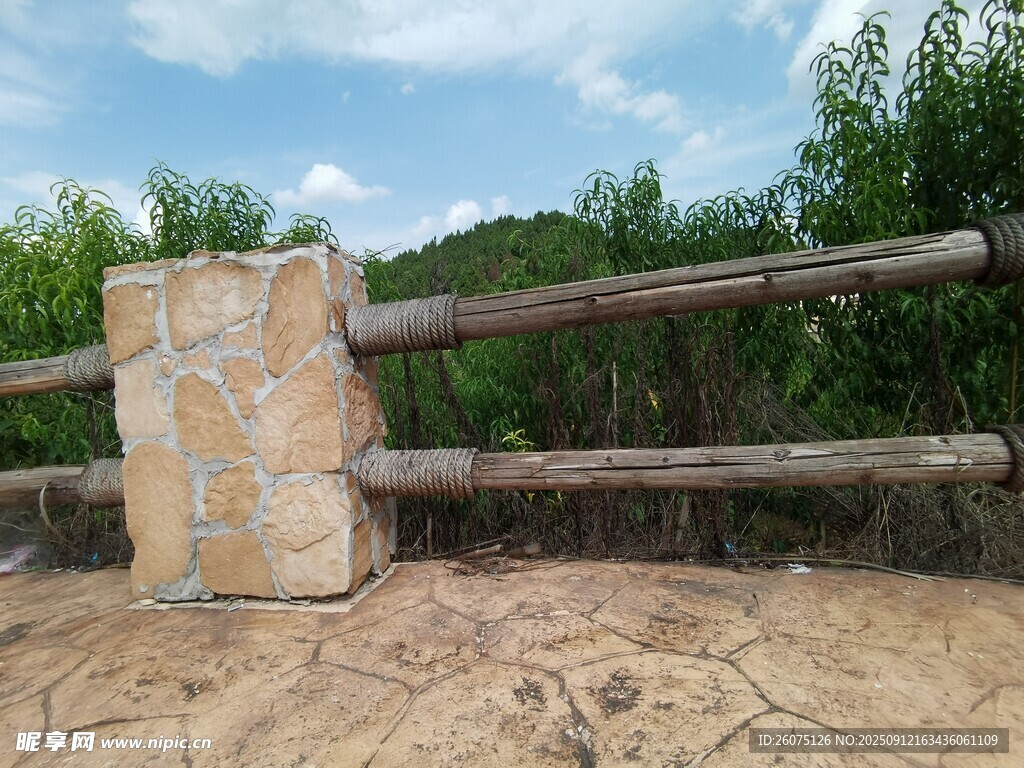 戶外木質(zhì)圍欄與石柱景觀