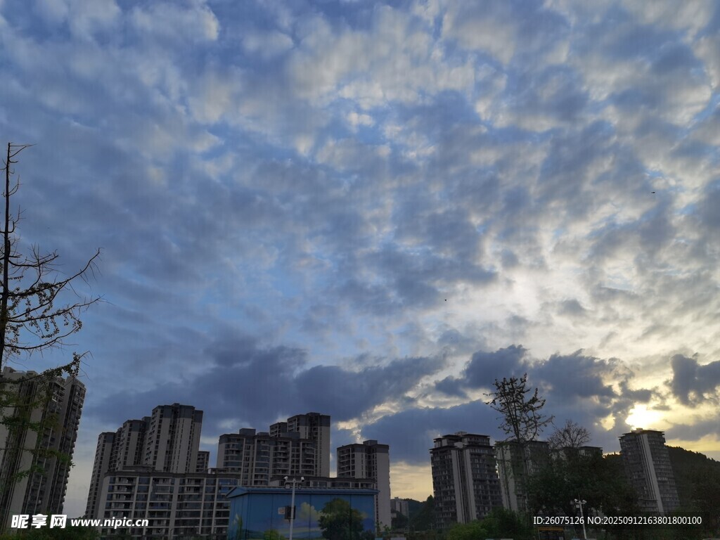 城市上空的壯麗云霞