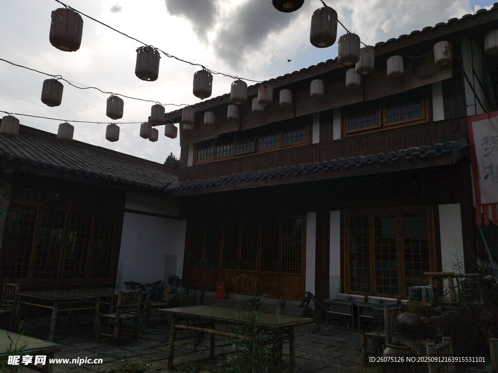 中式庭院古韻燈籠懸掛