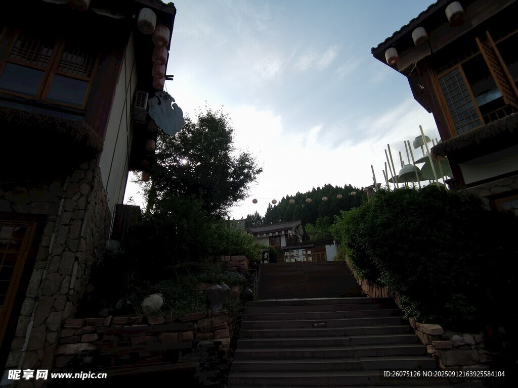 古樸石階旁的山間建筑