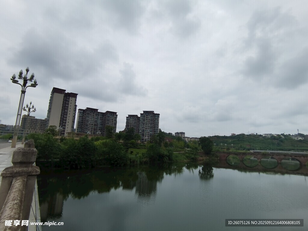 城市河畔風景