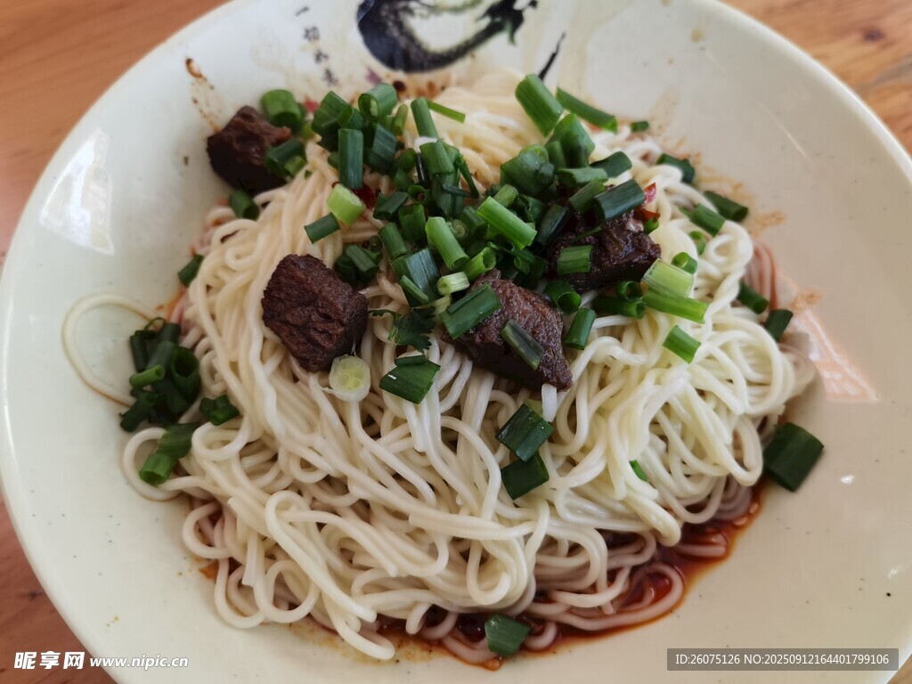 美味蔥花牛肉拌面