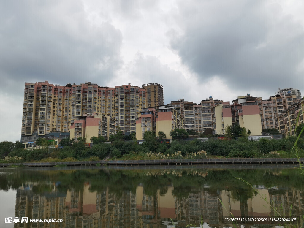 湖畔高樓景觀