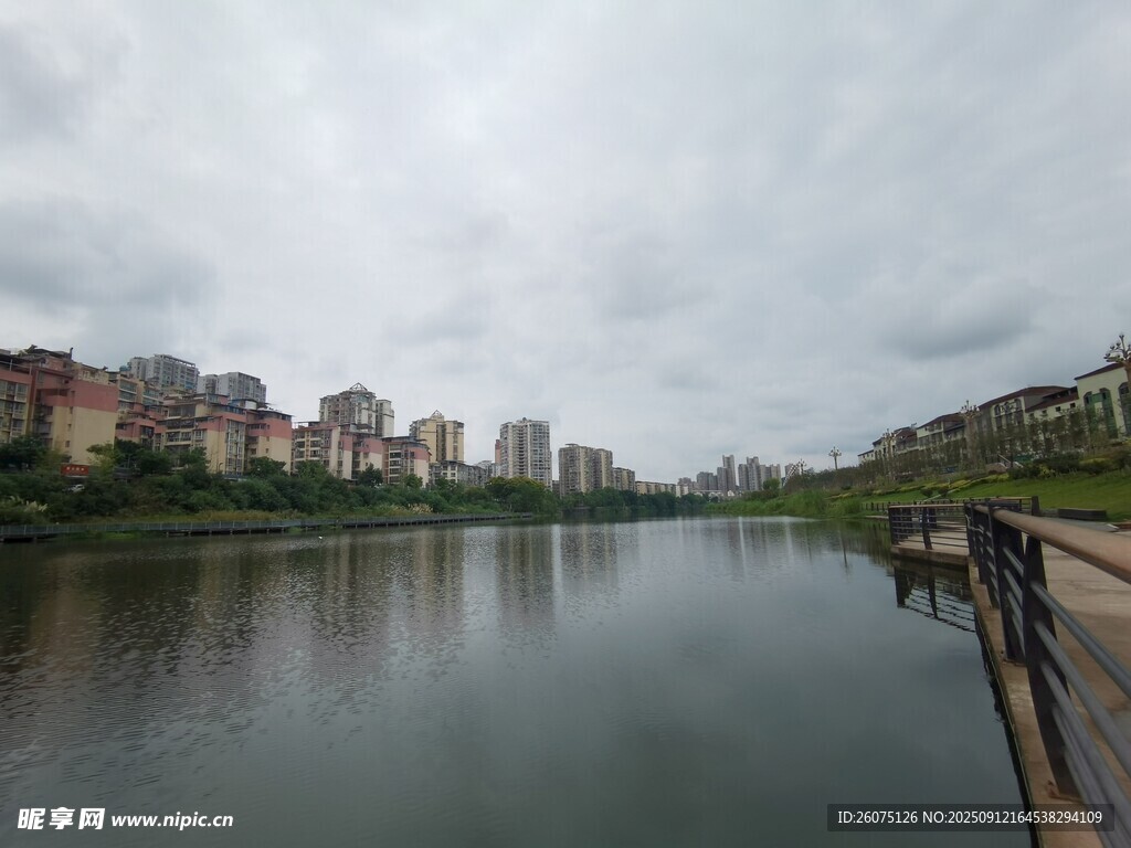 河畔城市風(fēng)光寧靜宜人