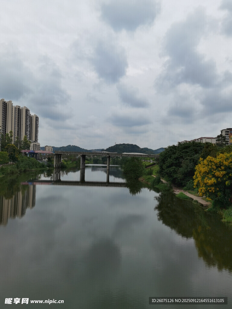 河畔城市風(fēng)光寧靜美景
