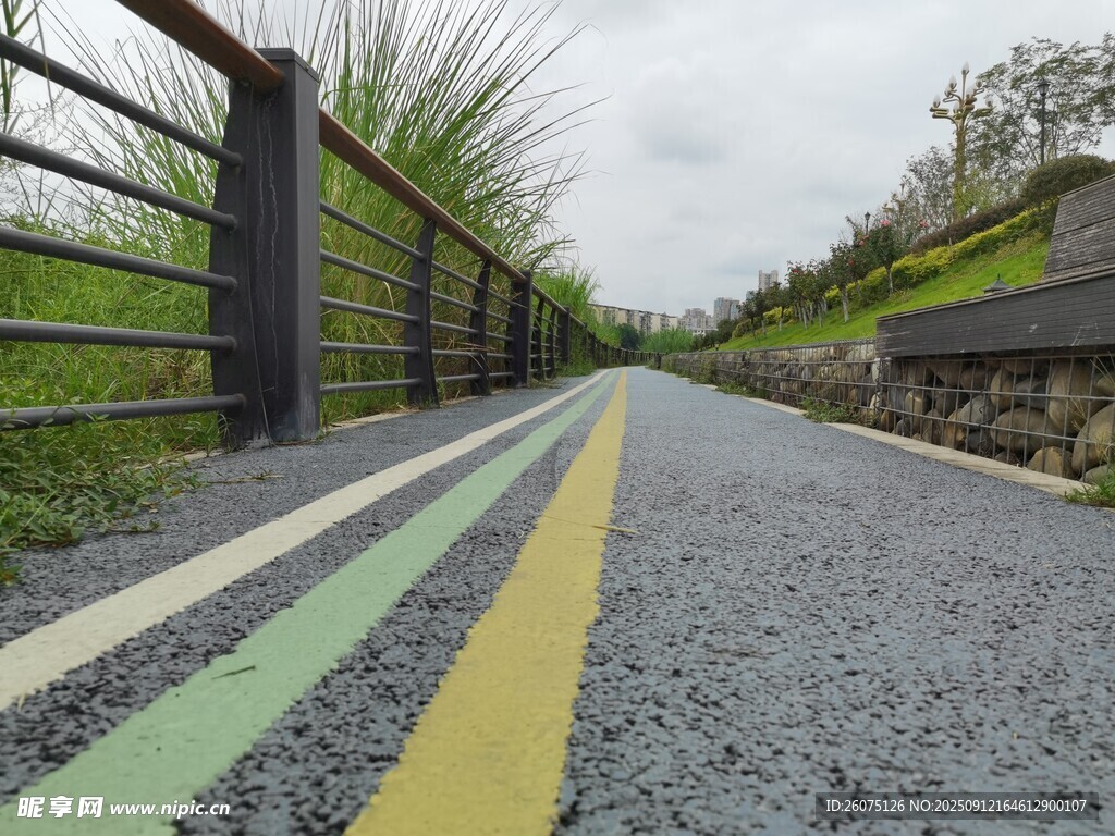 彩色標(biāo)線的鄉(xiāng)村瀝青道路