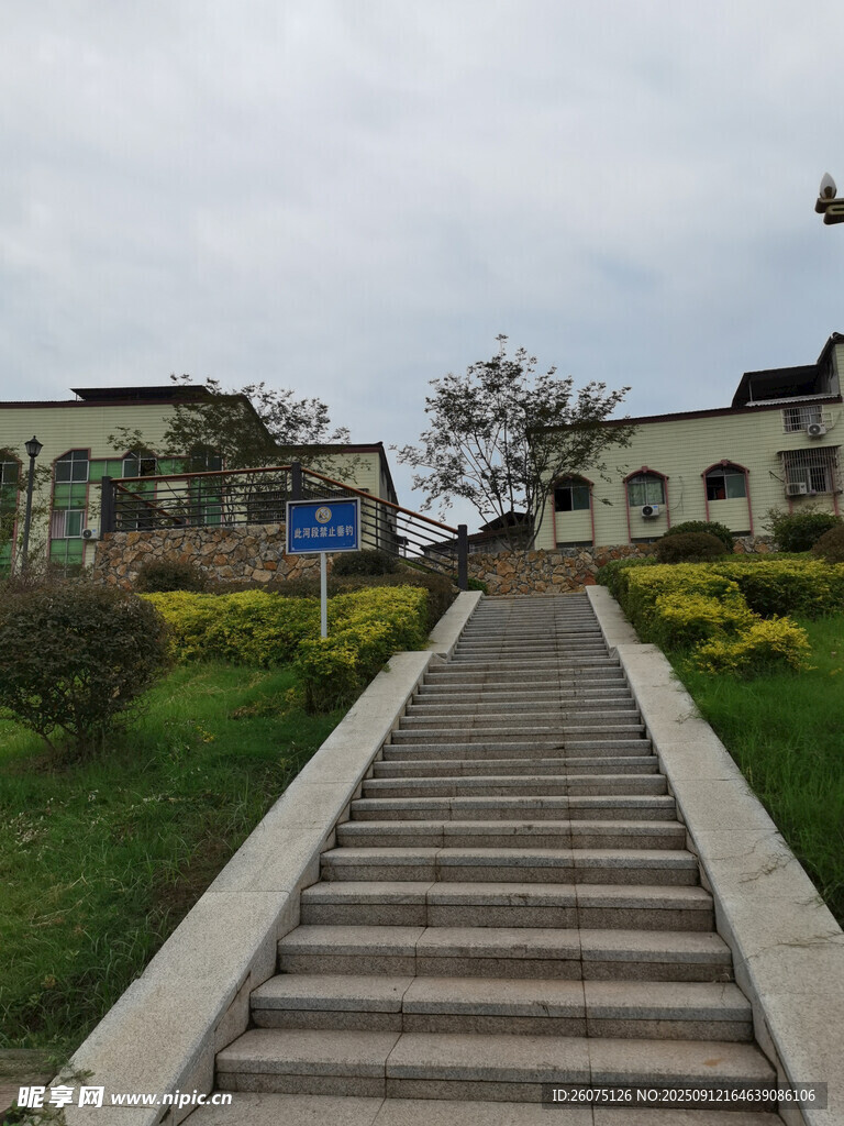 通往建筑的石階風(fēng)景