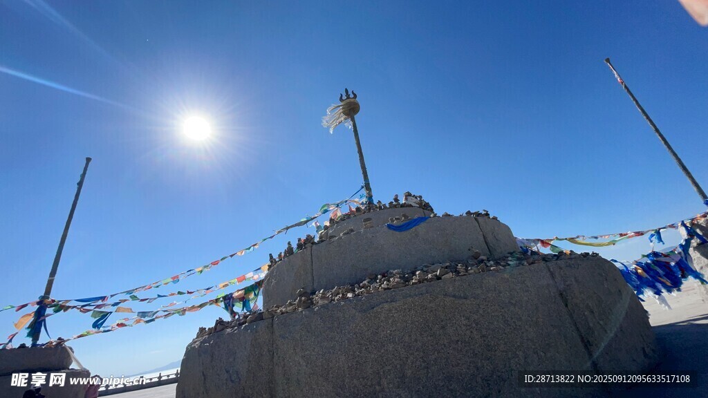 雪山之巔的經(jīng)幡與陽光