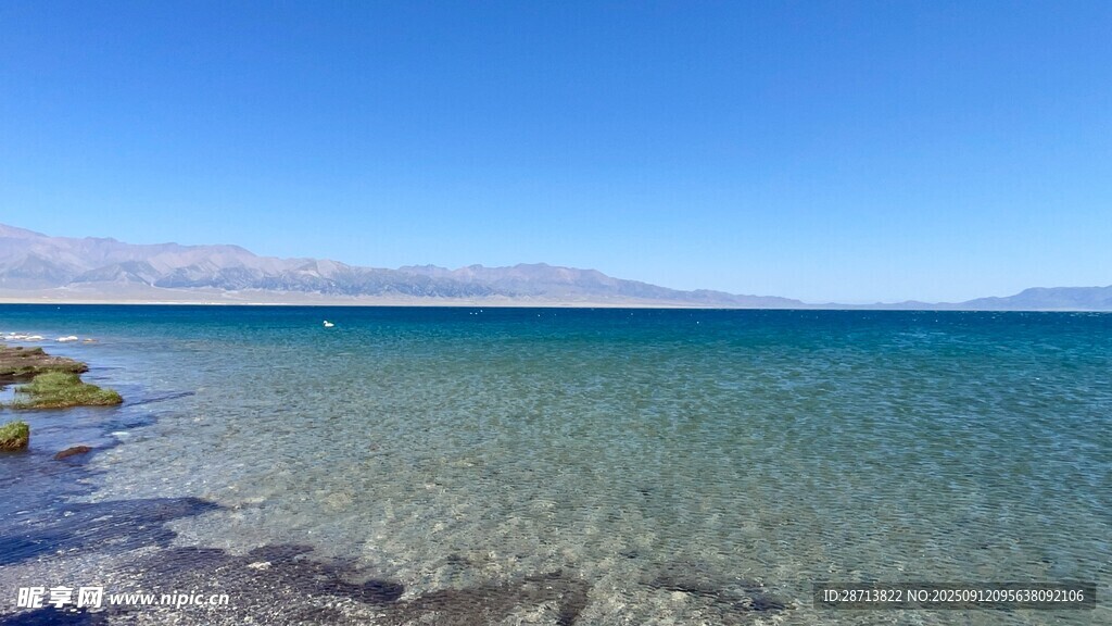 賽里木湖清澈湖水美景