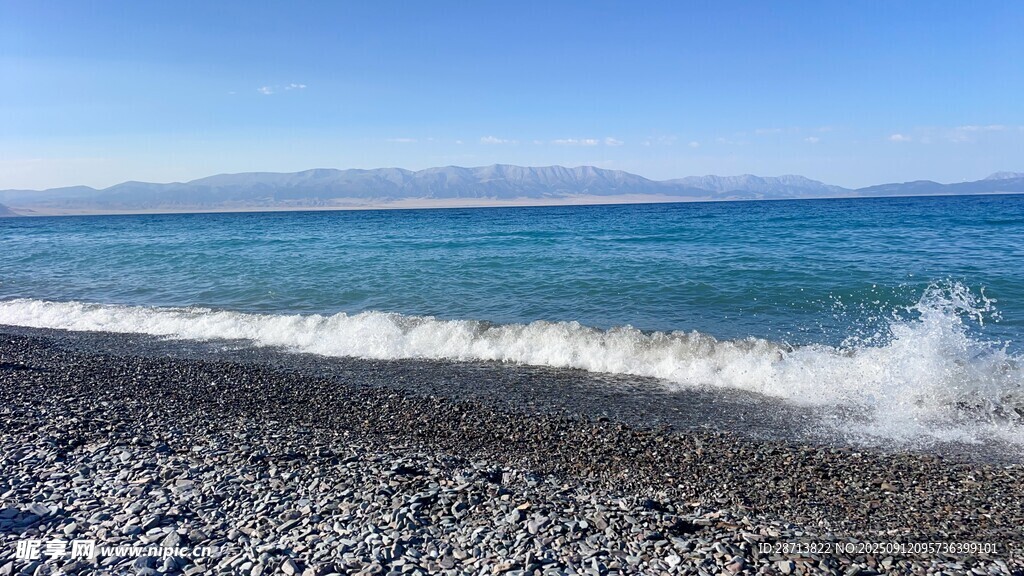 賽里木湖黑礫石海灘上的海浪美景