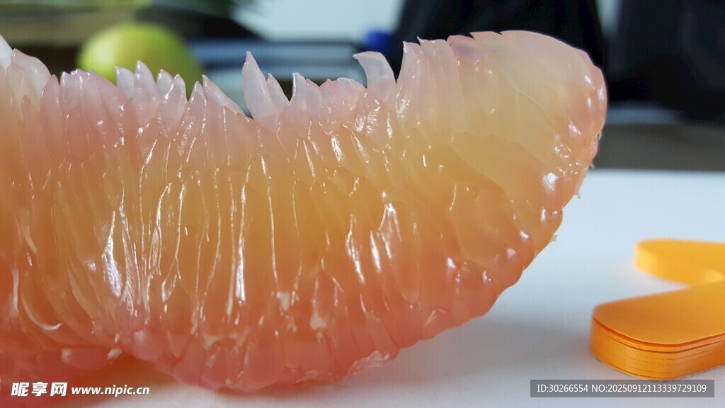 新鮮多汁的粉紅柚子果肉