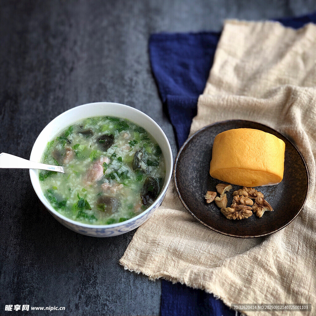 皮蛋瘦肉菜粥 玉米饅頭