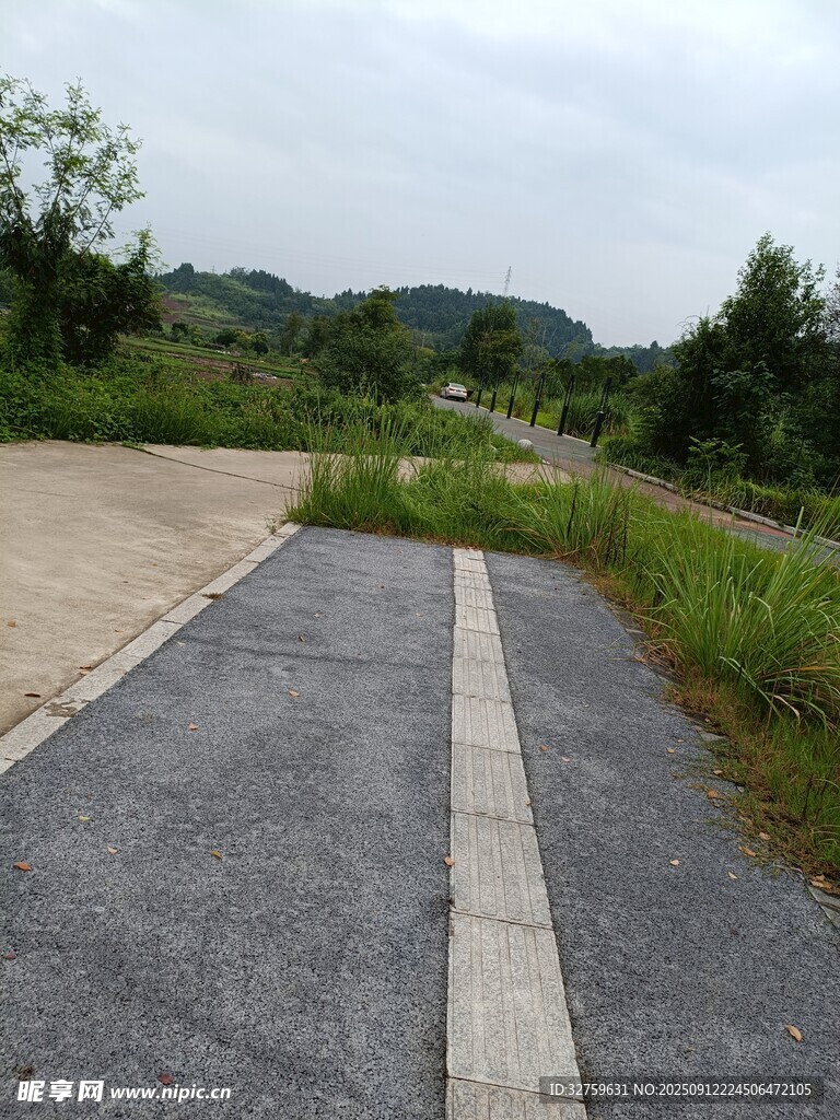 鄉(xiāng)村瀝青小路與周邊景致