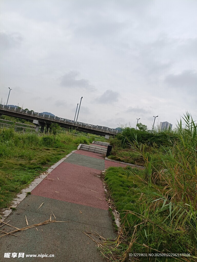 郊外雨后的彩色騎行小道